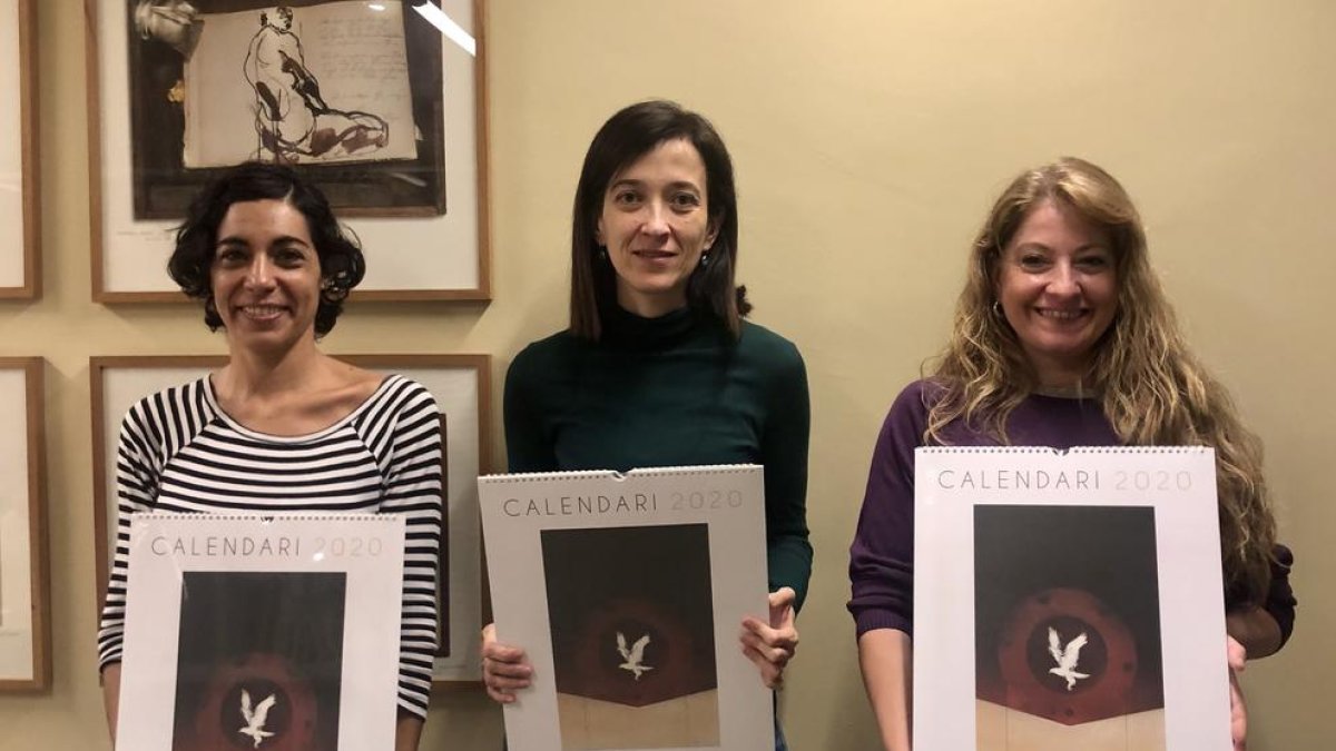 Eva Lega, Eulàlia Pagès i la filla de Rosa Siré, Eva Miralles, ahir, a la presentació del calendari.