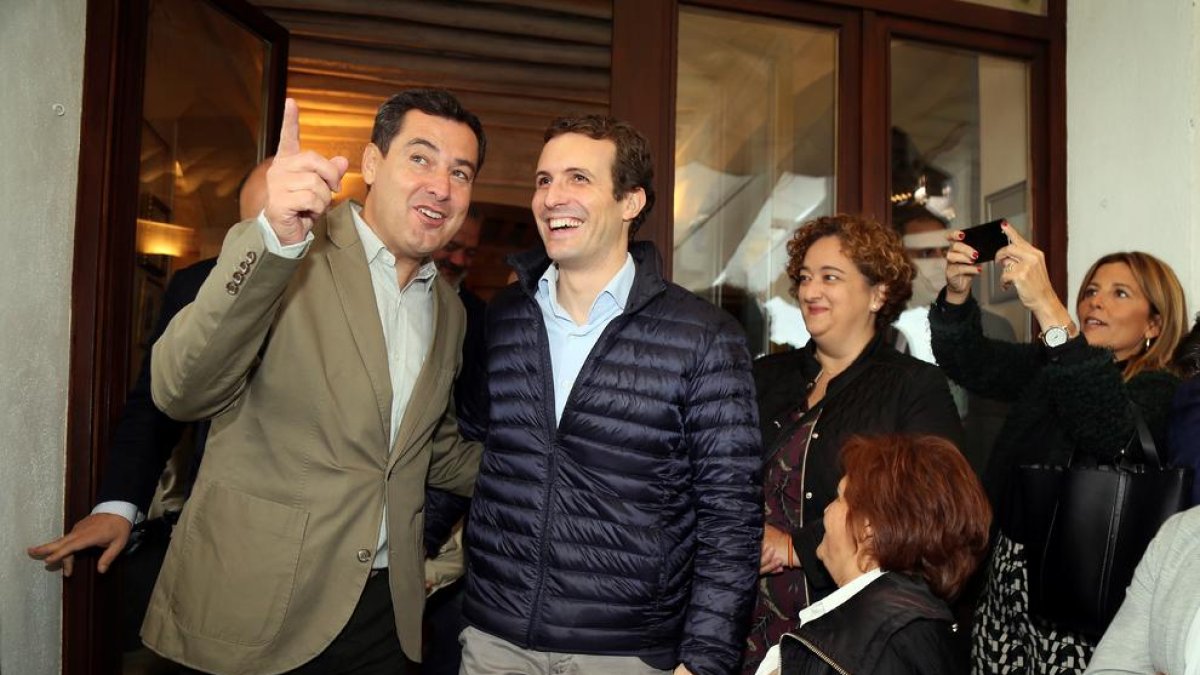 Casado, ayer, con el líder regional del PP, Juanma Moreno, ayer en Granada.