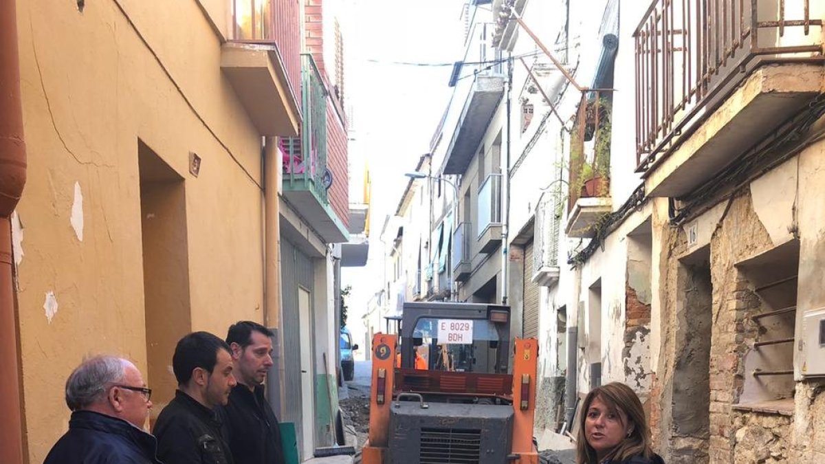La alcaldesa, Rosa Pujol, revisa las obras en la calle.