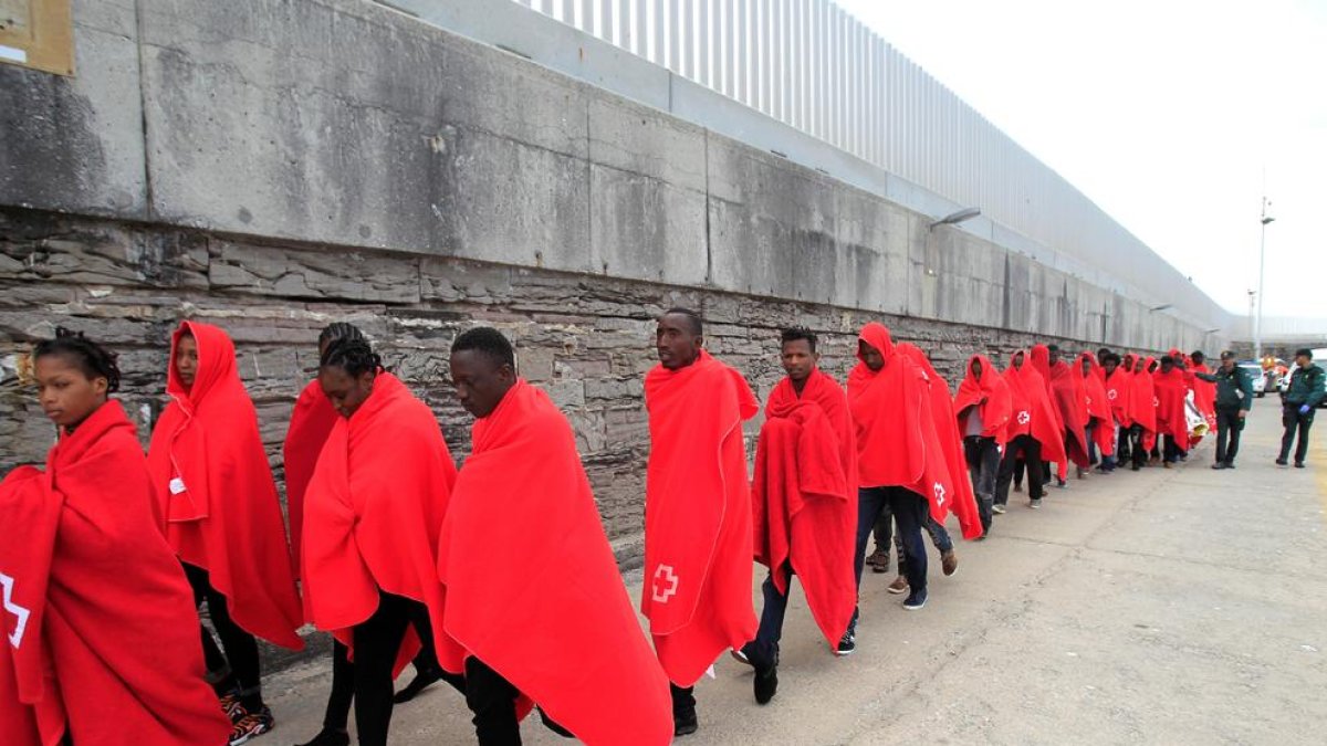 Imatge de l’arribada d’immigrants rescatats a l’Estret.