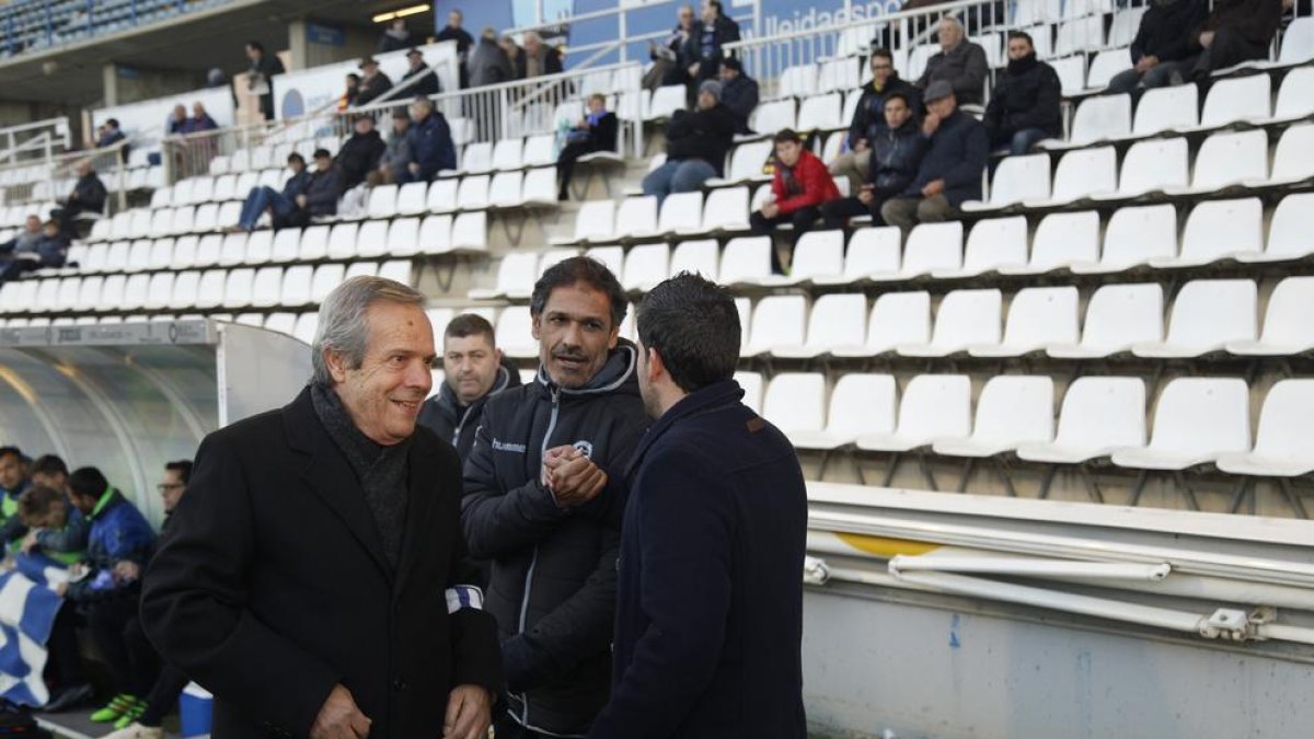 Toni Seligrat, entrenador del Sabadell, saluda Gerard Albadalejo en una anterior visita a l’estadi.