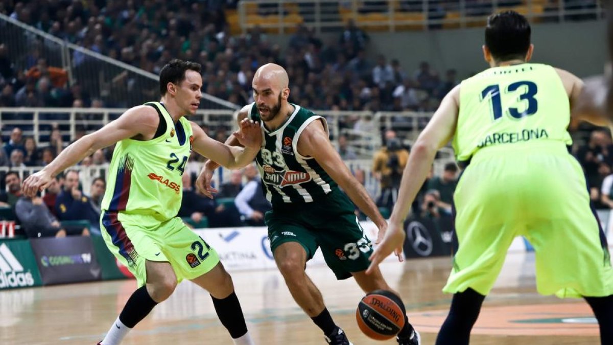 Nick Calathes bota la pilota davant del barcelonista Kuric.