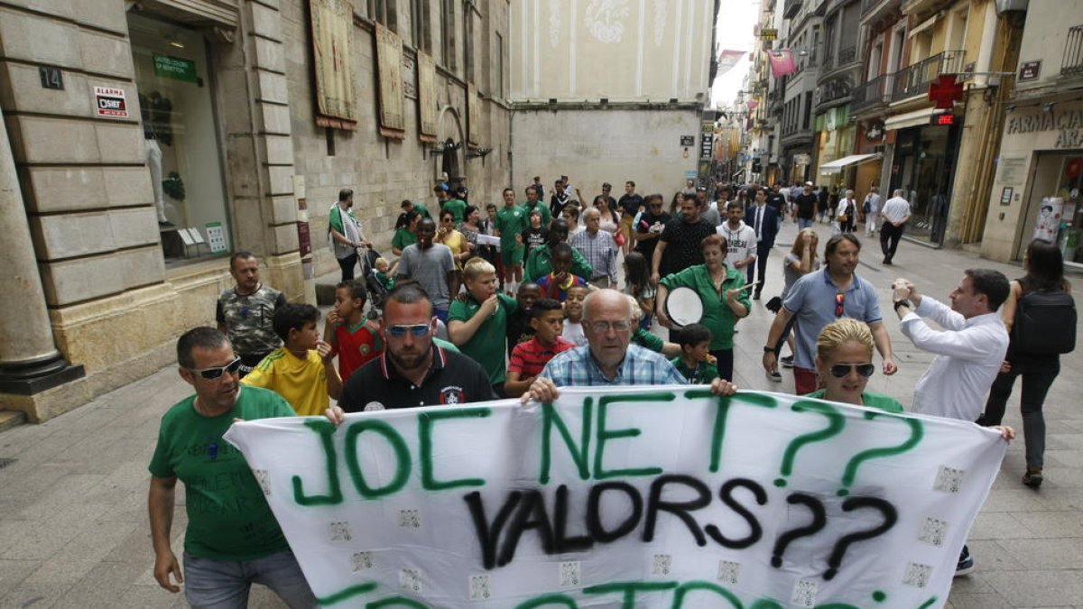 La marcha-protesta del Gardeny comenzó en la plaza Paeria mostrando una gran pancarta.