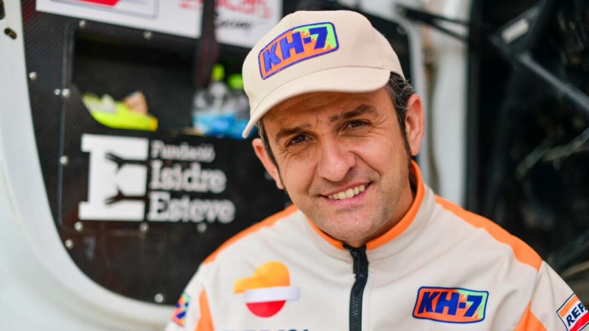 Un grup de participants de la Marxa Pirineu ahir entre Lles i Aransa.