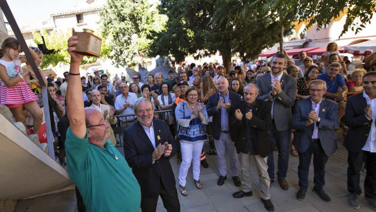 Pep Cruz, uno de los homenajeados, recibió la distinción de Corriolaire Major.