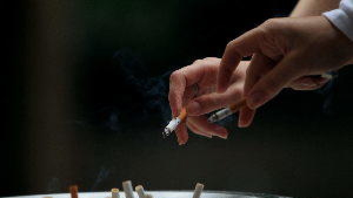 Sis de cada deu espanyols, a favor de regular la cigarreta electrònica i el tabac de la mateixa manera