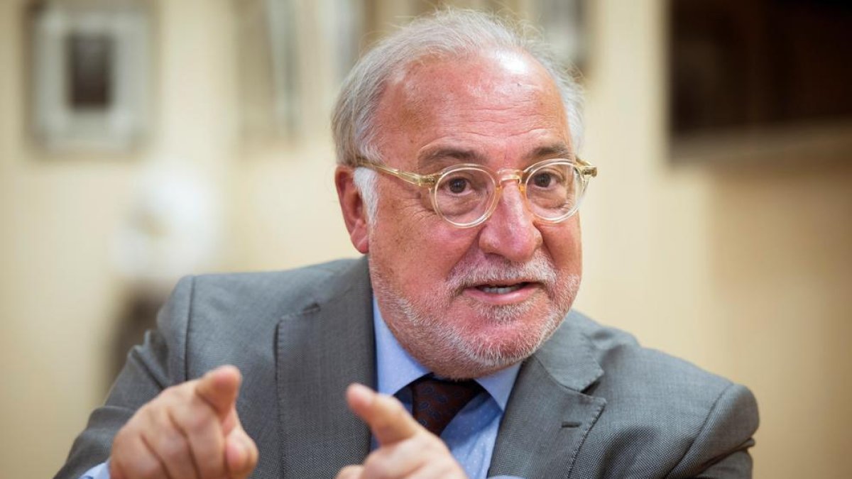 Trànsit no sancionarà per fumar al cotxe, però dóna suport a que Sanitat ho prohibeixi