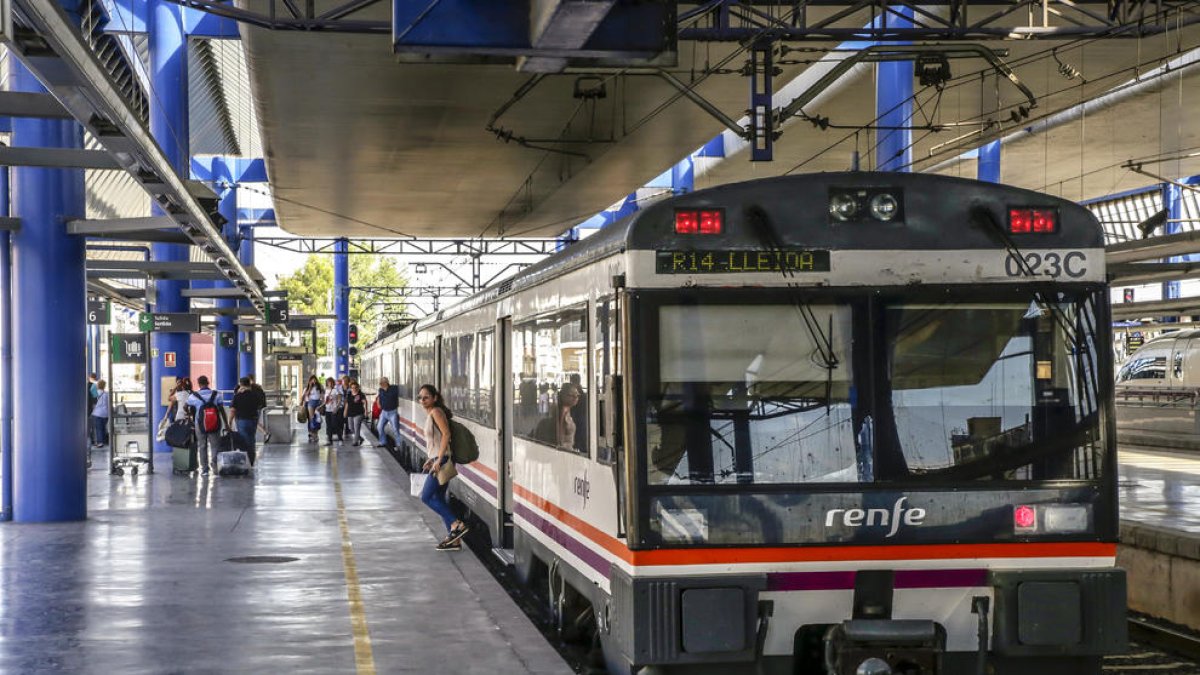 Viatgers al baixar ahir d’un tren de la sèrie 470 a l’estació de Lleida.