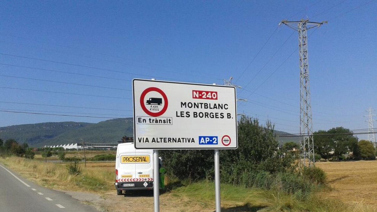 Un dels senyals que informen de la desviació obligatòria de camions en un carretera de la Generalitat.