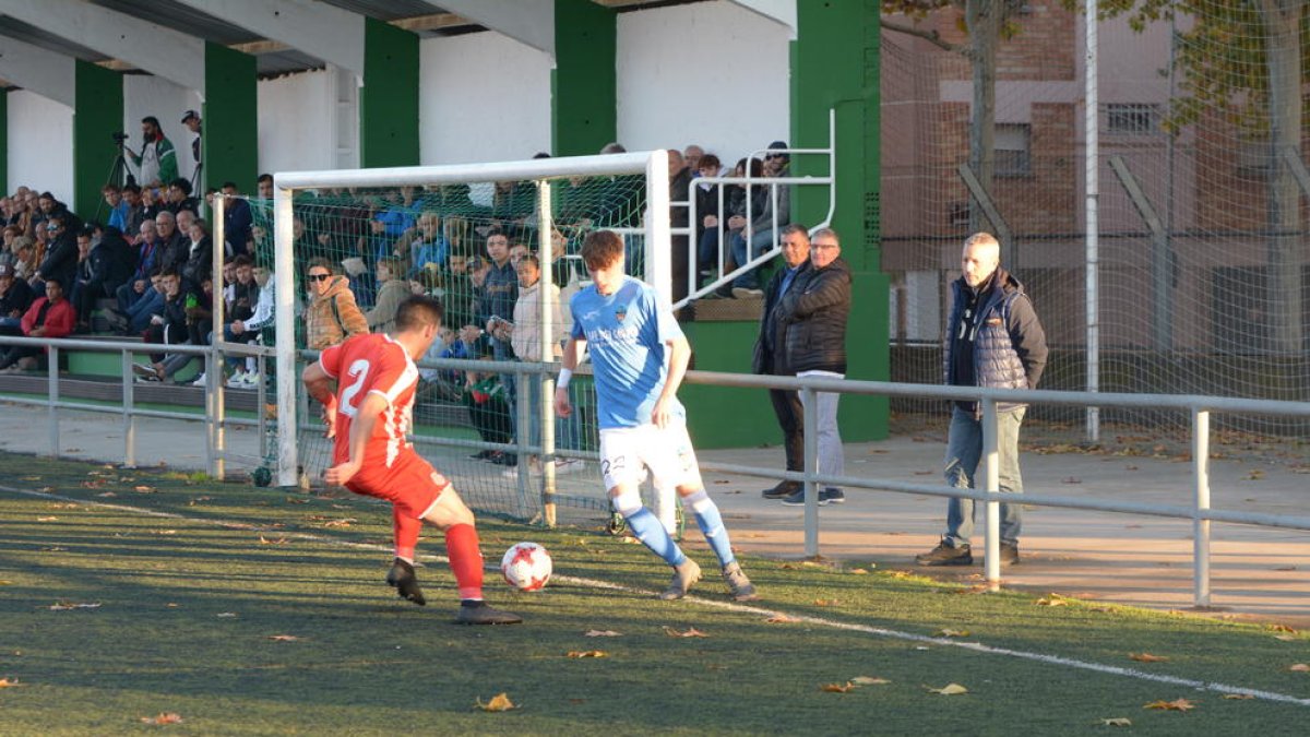 Una acción del partido de ayer entre el Lleida y el Girona.