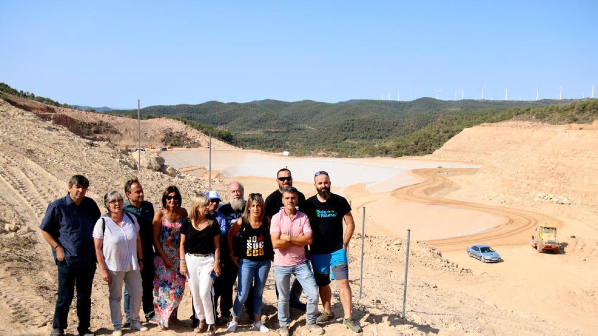 Los ediles contrarios al vertedero de Riba-roja, ayer en el exterior del recinto de las obras.