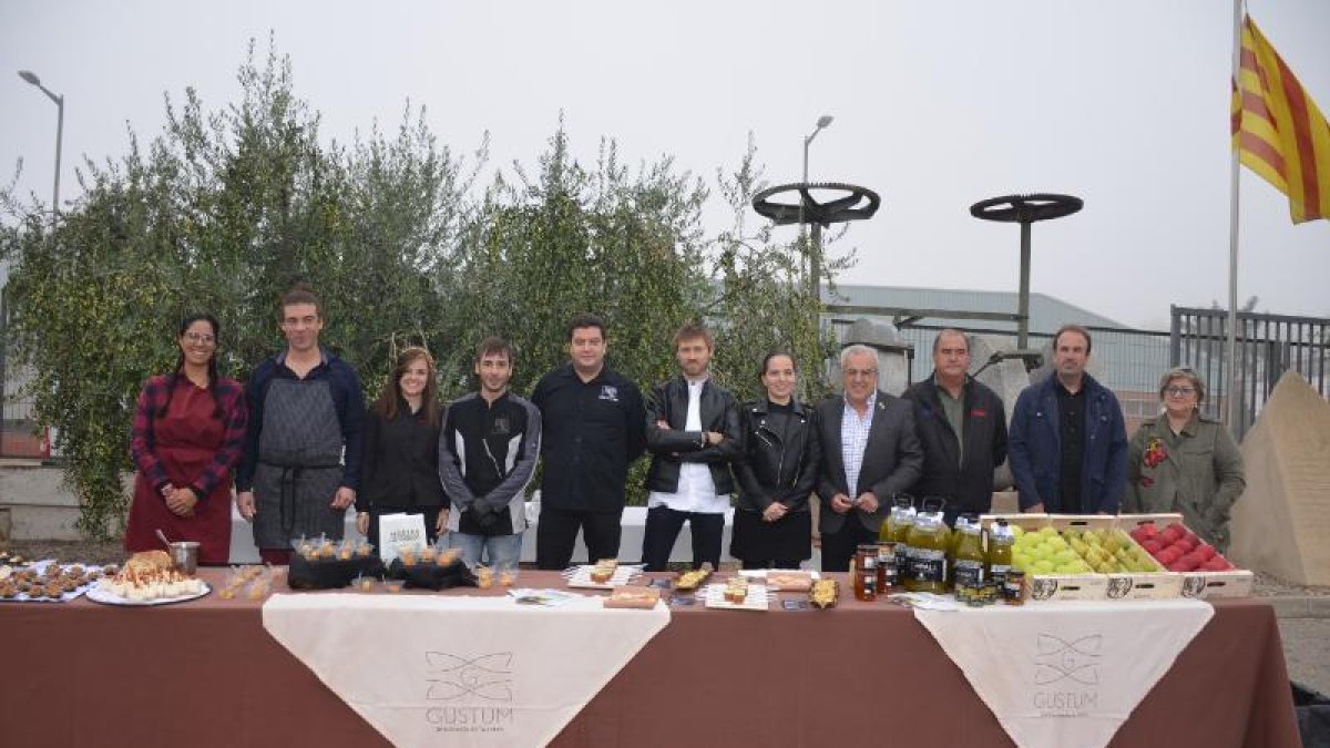 Los restauradores participantes y autoridades, en la presentación de la Mostra el martes en Les Borges.