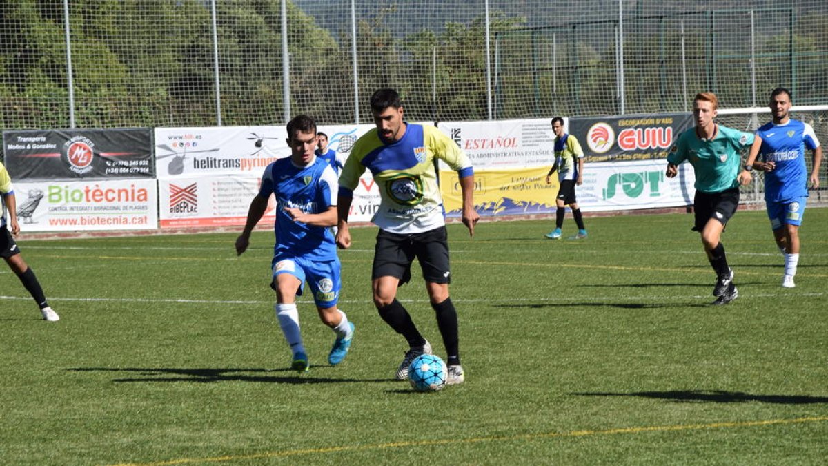 Un jugador del Ponts controla la bimba davant la pressió d’un rival.