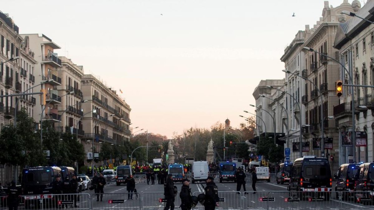 L'aeroport del Prat, el port i Mercabarna funcionen amb normalitat