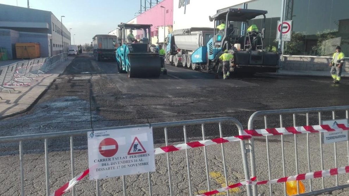 Imatge de les obres que es porten a terme al carrer Marinada de Torrefarrera.