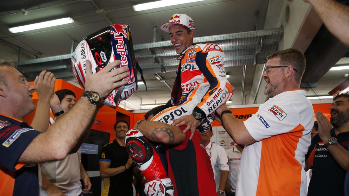 L’equip de Marc Màrquez manteja el pilot de Cervera al seu box després d’aconseguir una impressionant victòria al Gran Premi d’Aragó.