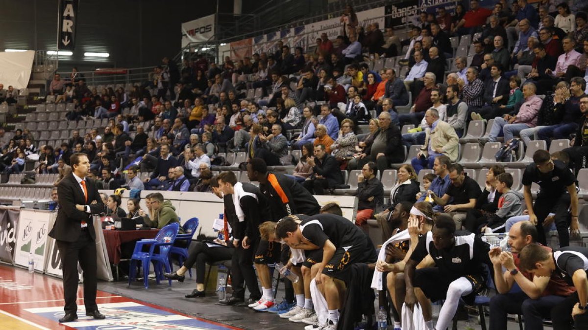 Jorge Serna se dirige a sus jugadores de banquillo durante el partido de este miércoles ante Alicante.