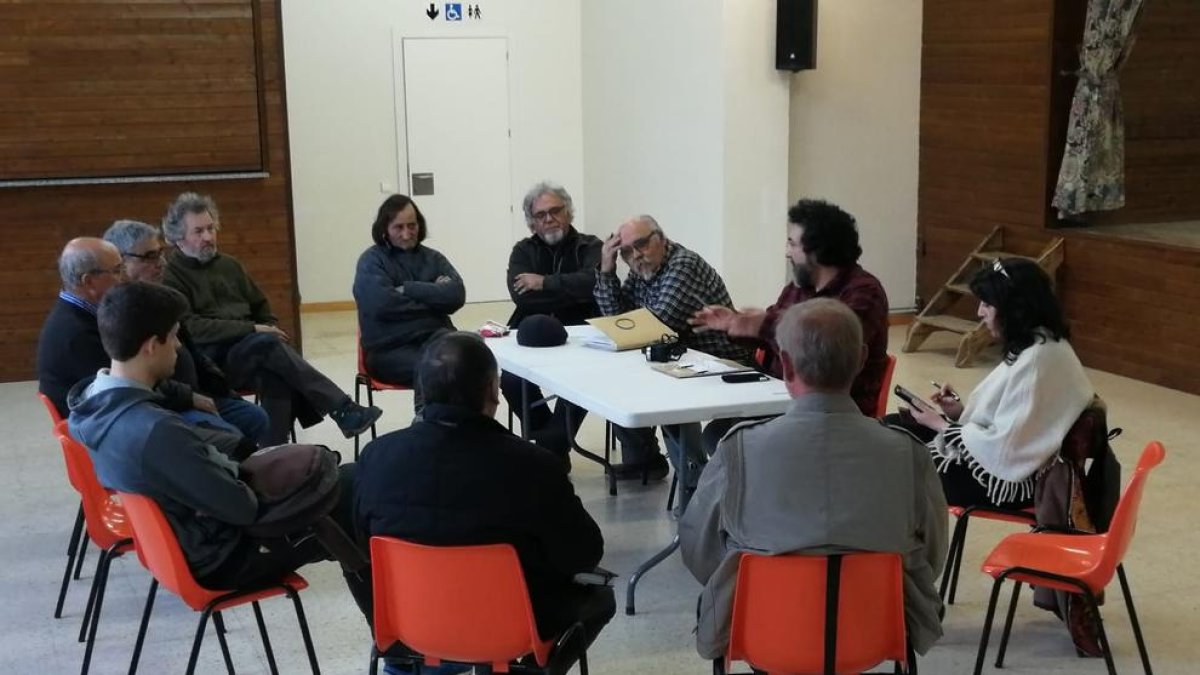 Miembros de la plataforma reunidos en El Pont de Montanyana.
