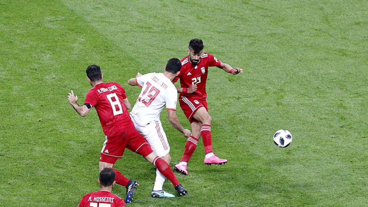 Los jugadores españoles celebran la victoria tras concluir el partido.