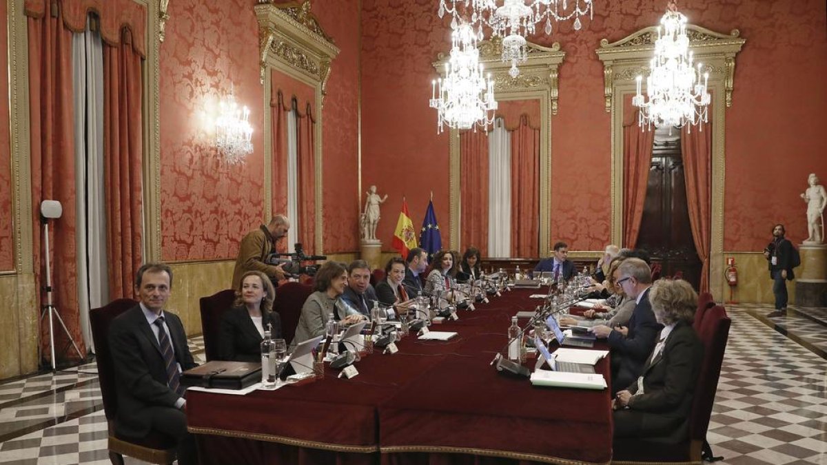 El Govern espanyol aprova la pujada del sou dels funcionaris del 2,25 per cent
