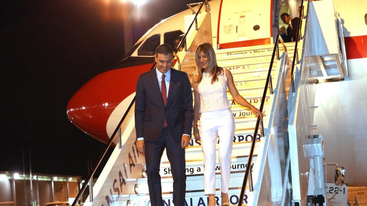 El presidente del Gobierno español, Pedro Sánchez, y su esposa, Begoña Gómez, llegando a Osaka.