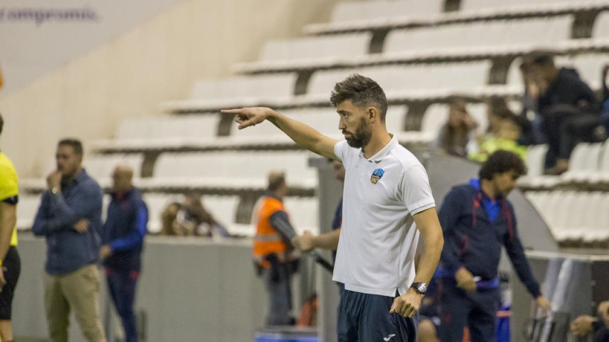 Molo da instrucciones al equipo durante el partido del pasado domingo ante el At. Levante.