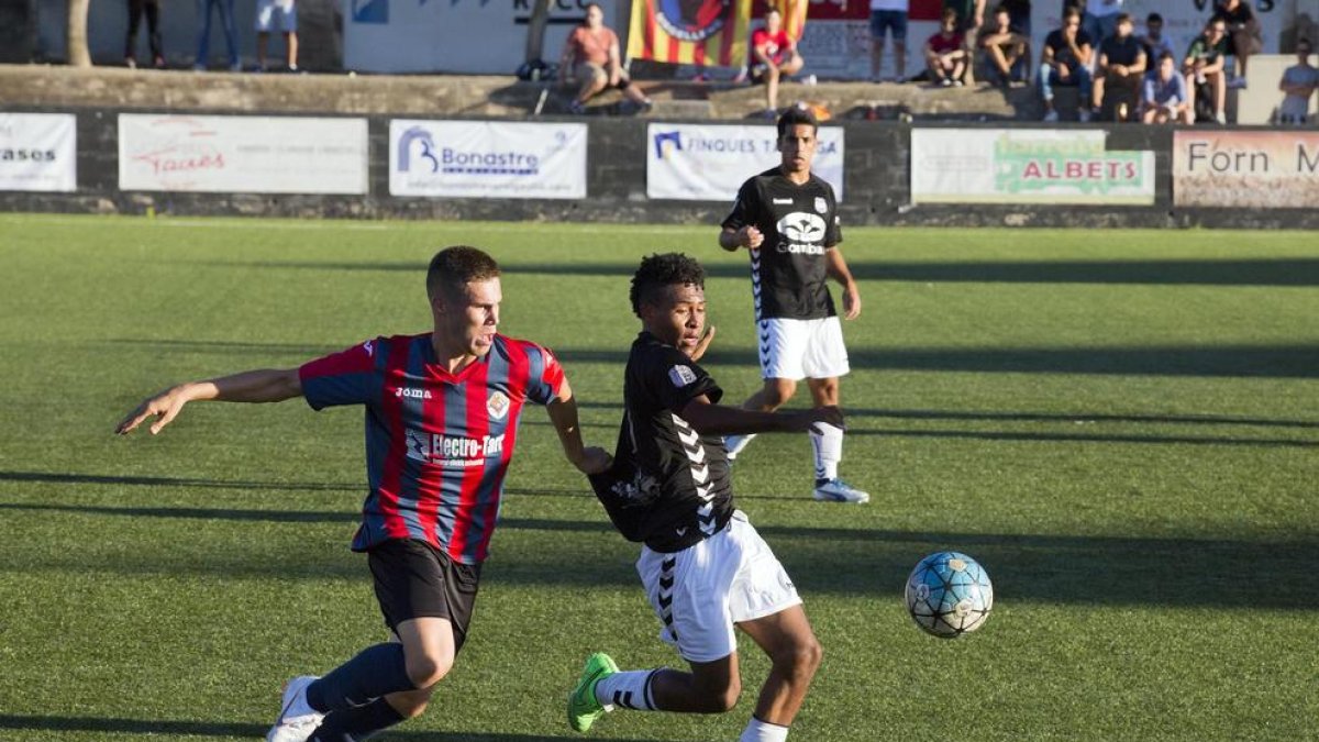 Un jugador del Tàrrega presiona a uno de la Rapitenca.