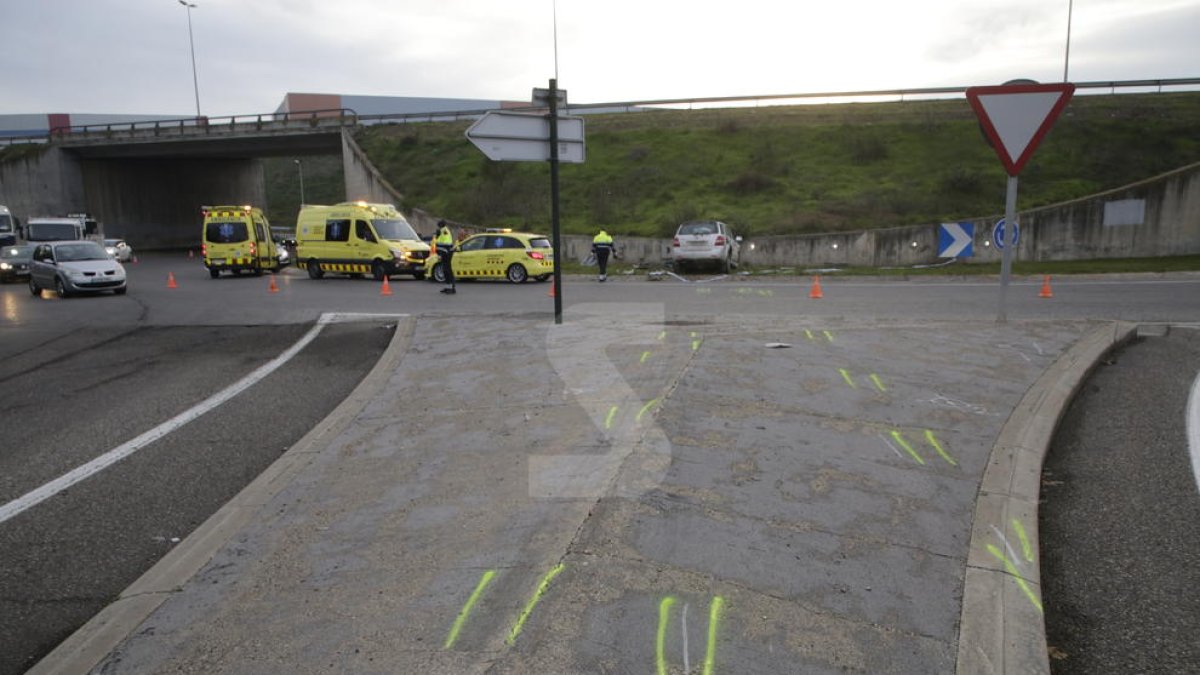 Mor en xocar contra el mur d'una rotonda de l'Ll-11 a Lleida
