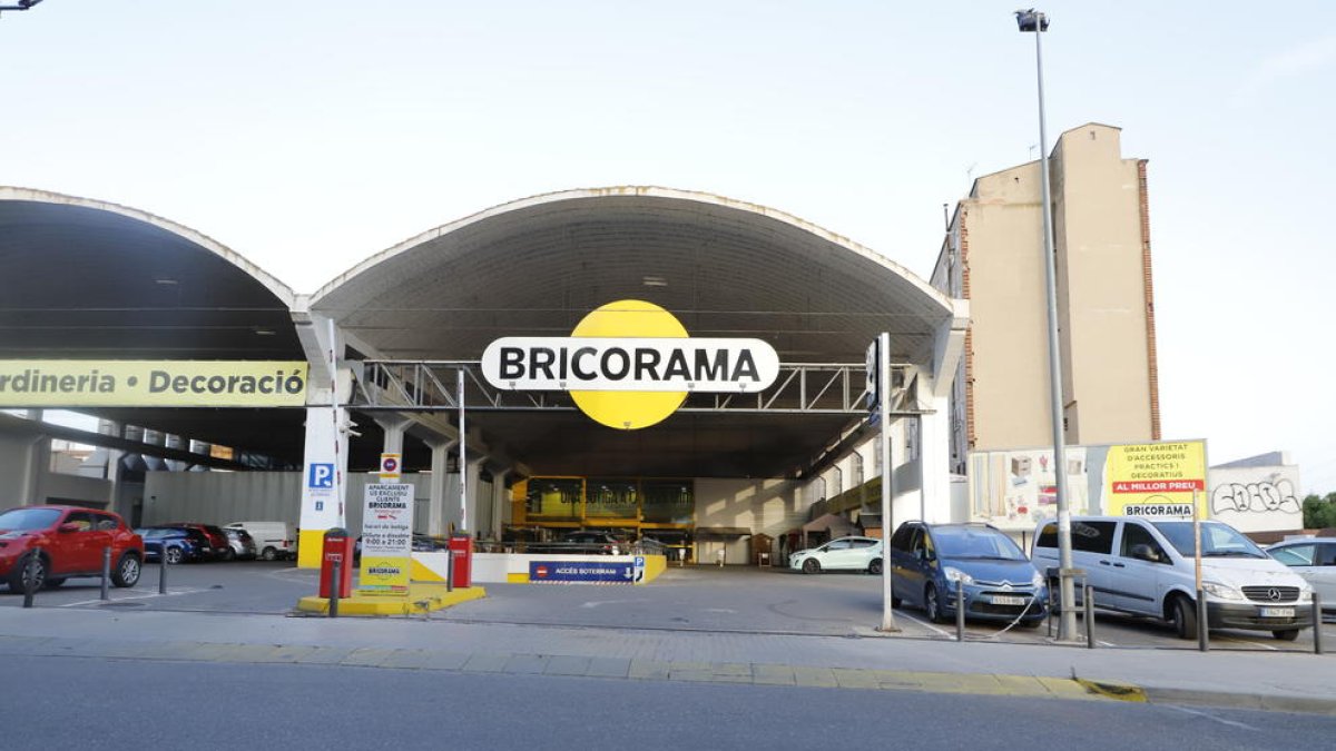 La botiga de Bricorama és als antics tallers Rocafort, al barri de Pardinyes.