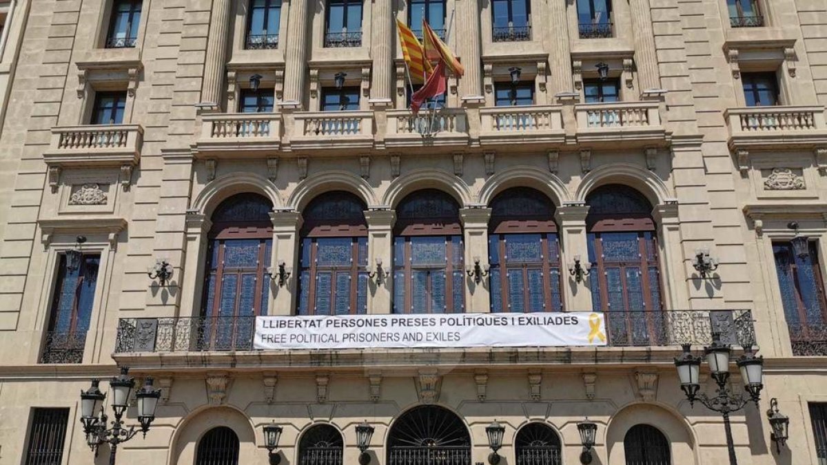 La Paeria de Lleida penja una nova pancarta en suport a les 'preses polítiques i exiliades'