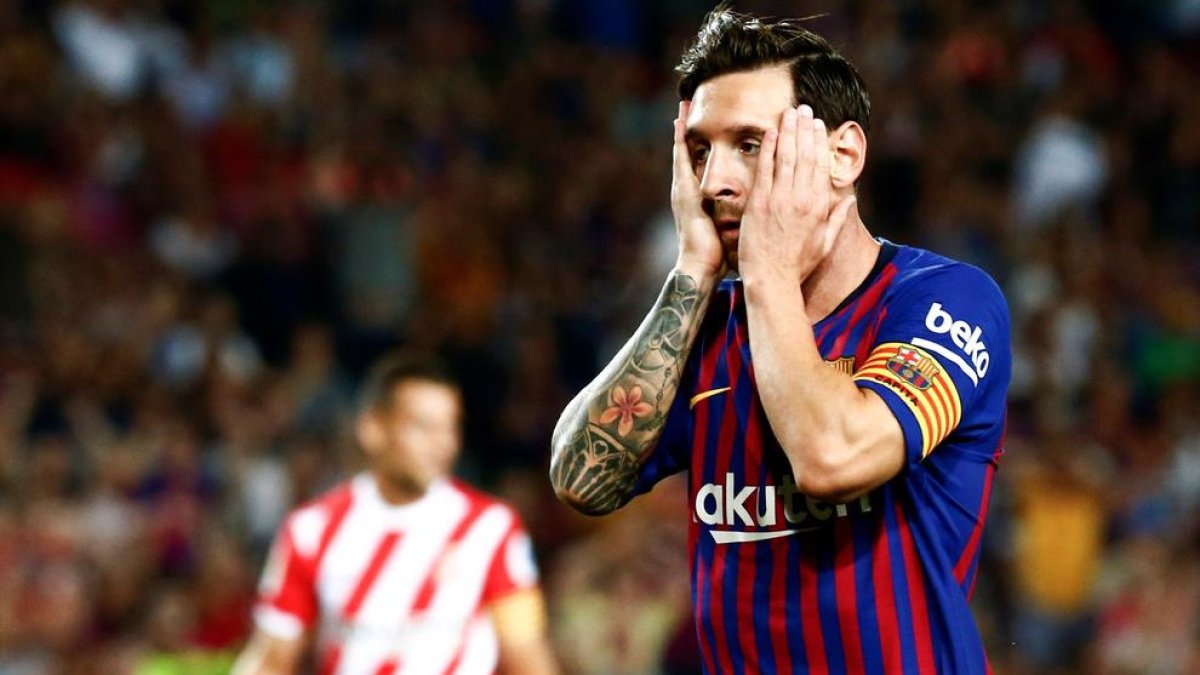 Leo Messi, que va firmar el primer gol del partit, es posa les mans al cap després d’encaixar el primer revés de la temporada, en un matx en el qual els blaugranes van haver de remar contracorrent.