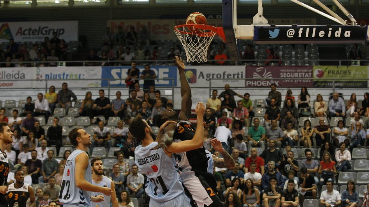 Ablaye Mbaye durante el partido en el Barris Nord ante el Breogán.