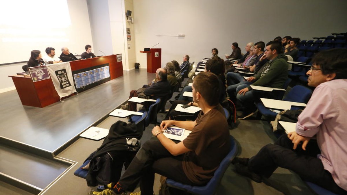 Miembros de la plataforma contra la autopista eléctrica en Lleida.