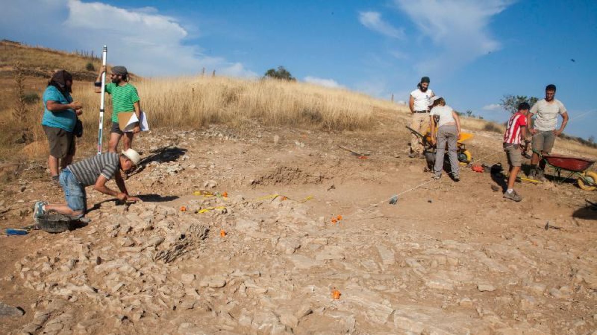 Una dotzena d’arqueòlegs participen en els treballs per recuperar la necròpoli ibèrica.