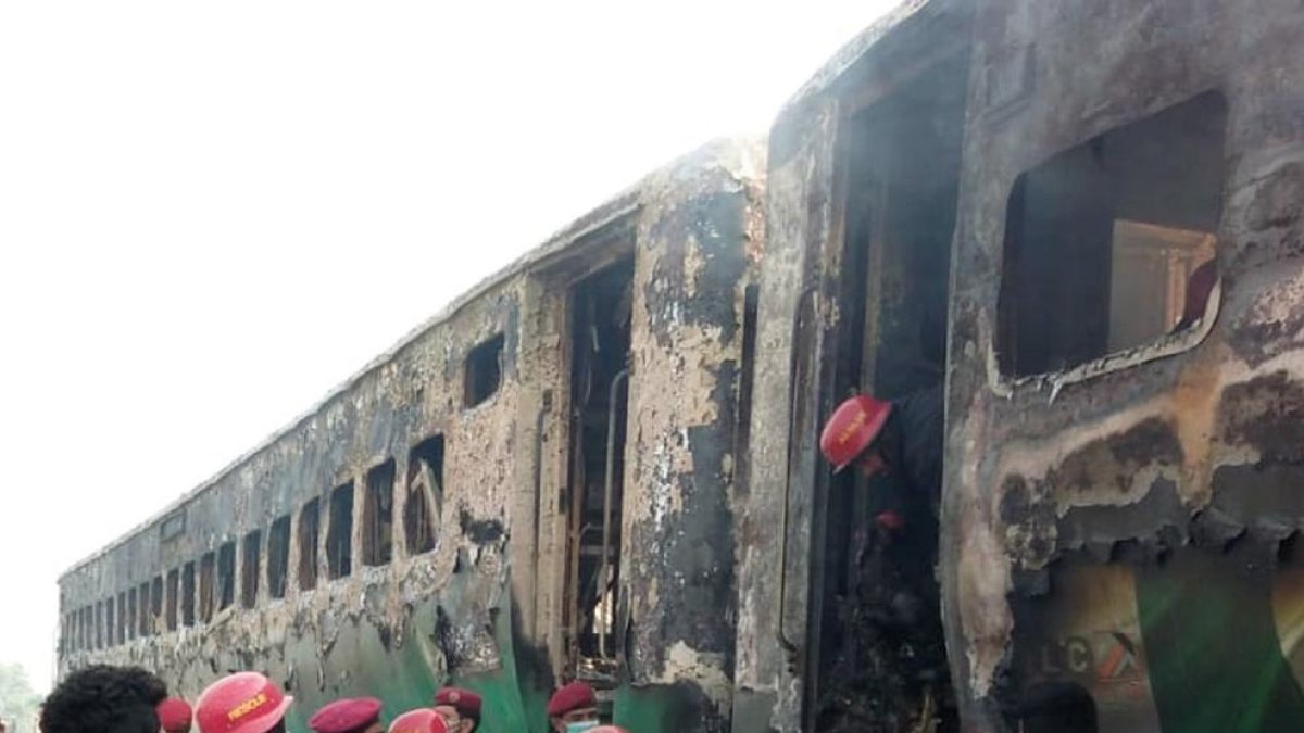 Los equipos sanitarios recogen uno de los cadáveres.