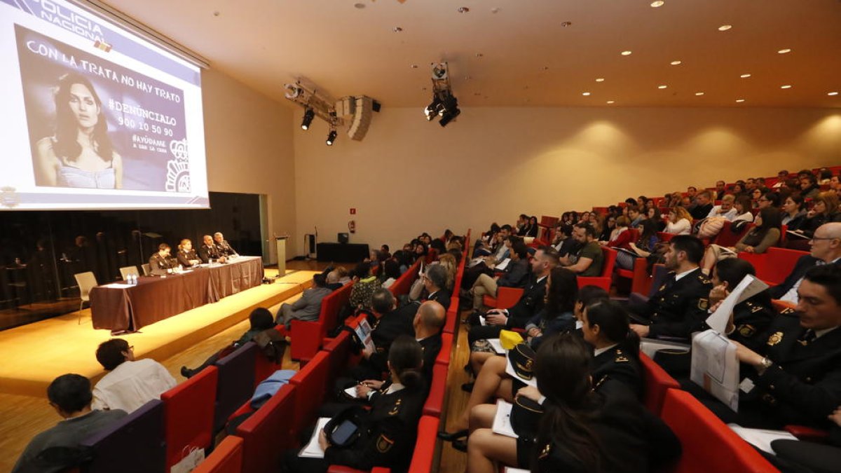 Més de 200 persones van assistir ahir a la jornada sobre el tràfic d’éssers humans a la Llotja de Lleida.