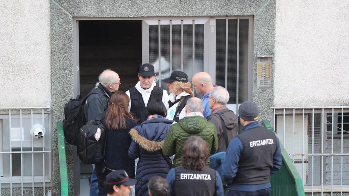 Efectius de l’Ertzaintza a l’immoble de les víctimes.