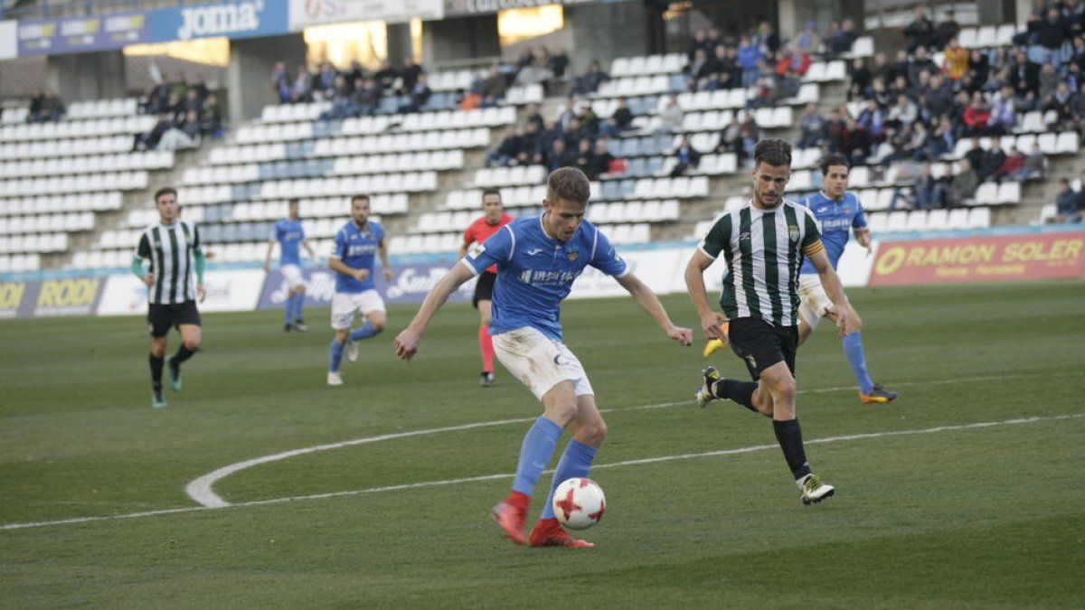 Bojan Radulovic ho va intentar durant tot el partit, com en aquesta rematada al primer temps.