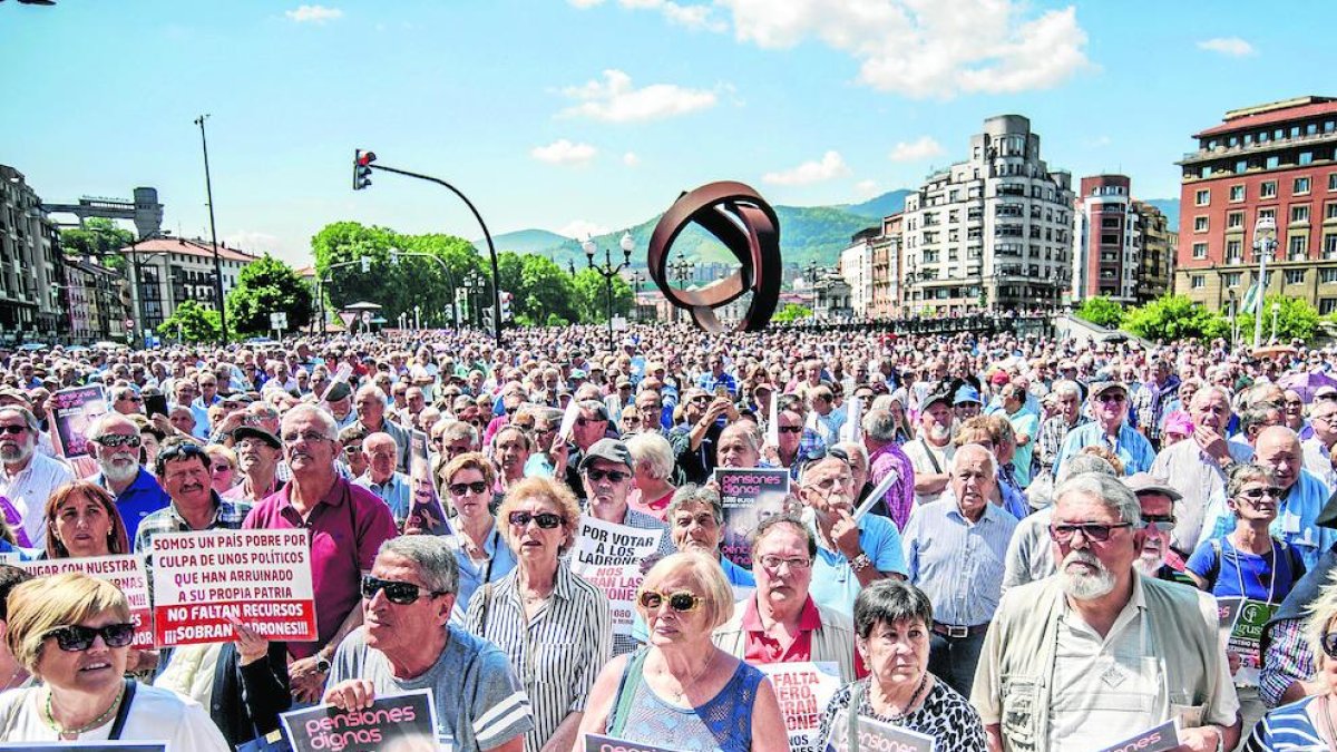 Milers de pensionistes a Bilbao, ahir, demanant pensions dignes.