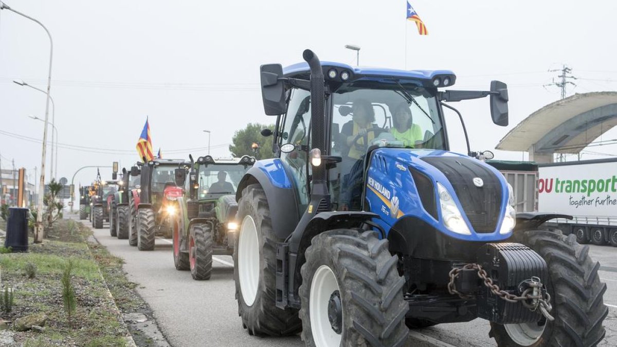 Tractores en la prisión de Lledoners  -  Unos 80 tractores se concentraron ayer en la prisión de Lledoners, en el Bages, para reivindicar la libertad de los dirigentes independentistas encarcelados. Convocados por Unió de Pagesos, una veintena d ...