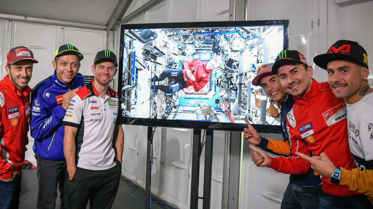 Màrquez, Rossi i Lorenzo, entre altres, ahir durant la connexió amb l’estació espacial internacional.