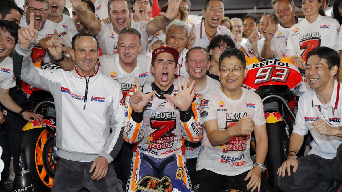 Marc, liderando el grupo cabecero con Andrea Dovizioso pegado a su rueda.