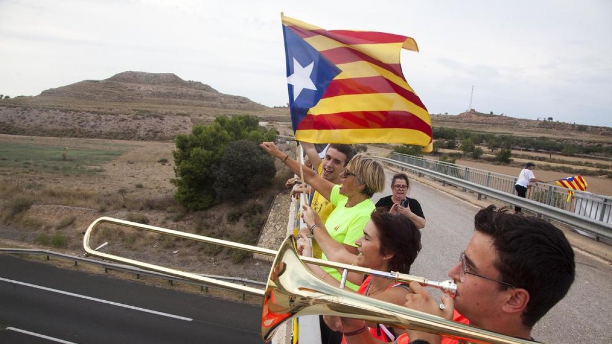 Manifestants ahir a la tarda en un dels ponts sobre l’A-2 a Tàrrega.
