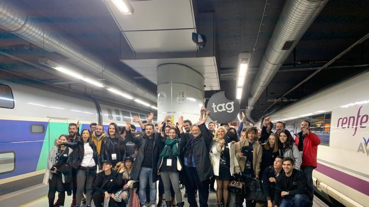 Els participants, a l’andana de l’estació de Sants.