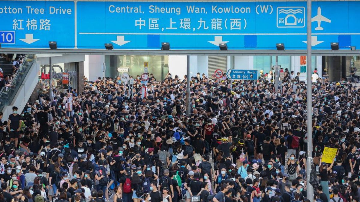 Manifestants entran en la sede del Parlamento de Hong Kong después de hacer caer la puerta