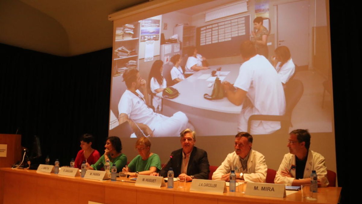 Un momento de la presentación del proyecto de colaboración entre el hospital leridano y el Centre d’Art la Panera, ayer en el Arnau.