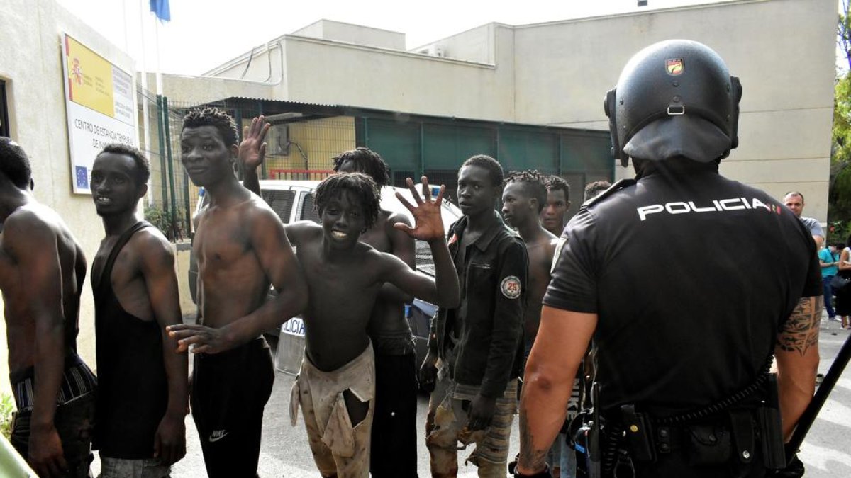 Fotografia de dimecres passat de diversos immigrants a Ceuta.
