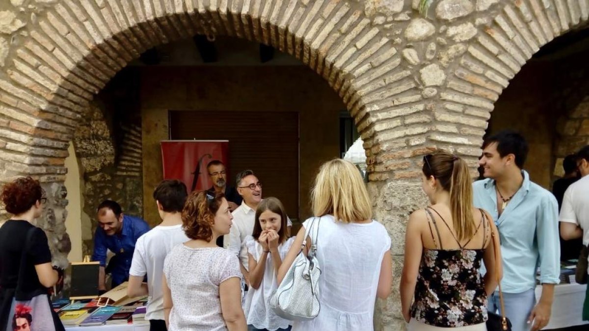 L’estand d’una editorial lleidatana a la fira i Lo Pau de Ponts (dreta), protagonista de l’acte de clausura.