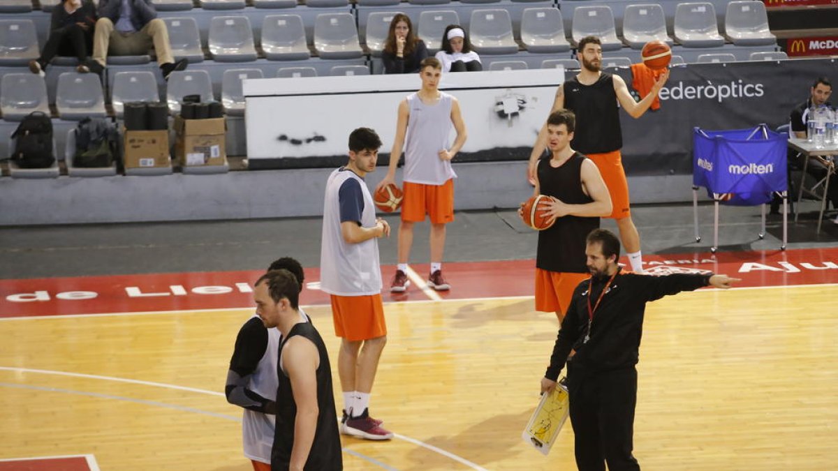 El equipo se ejercitó ayer por la tarde para preparar el decisivo duelo de esta noche ante el Palencia.