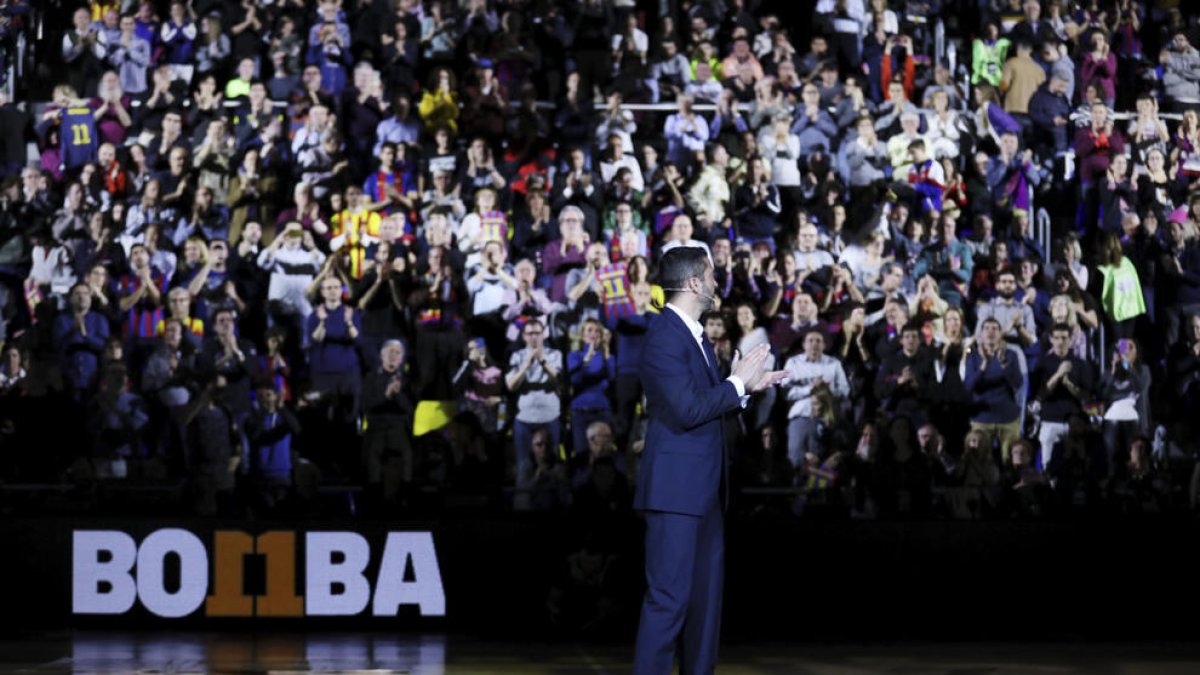 Juan Carlos Navarro fue ovacionado por la afición azulgrana antes del partido ante el Madrid.